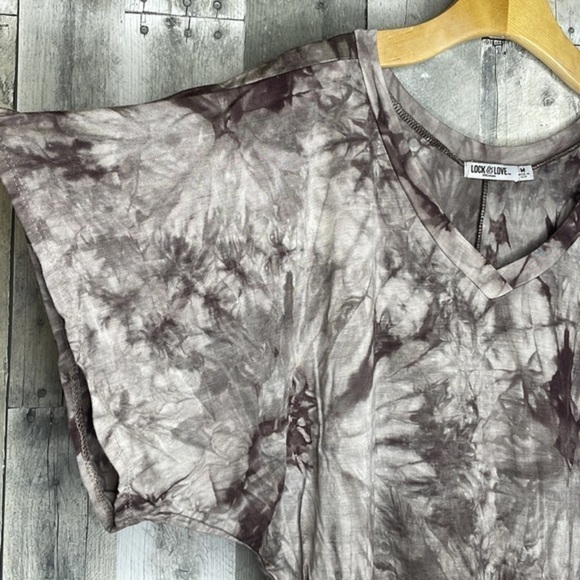 LOCK & Love short sleeve v-neck tee shirt.  Tapered fit. Super soft. Size medium - Picture 2 of 11